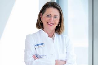 Frau Prof. Dr. med. Rita Katharina Schmutzler ist Direktorin des Zentrums Familiärer Brust- und Eierstockkrebs der Uniklinik Köln und seit 2020 Mitglied im Vorstand der TMF. Ihr Forschungsschwerpunkt ist die risiko-adaptierte Prävention gynäkologischer Tumoren basierend auf genetischen Risikofaktoren. Sie ist Koordinatorin des Konsortiums Familiärer Brust- und Eierstockkrebs, bestehend aus 23 universitären Zentren und > 200 zertifizierten Brust- und gynäkologischen Krebszentren. Dieses hat die genetischen Untersuchungen in ein umfassendes Betreuungskonzept eingebettet, welches regelmäßig im Rahmen der zertifizierten Wissen generierenden Versorgung evaluiert und angepasst wird. Hierzu wurden eine umfassende Biobank und prospektive Datenbank, etabliert, welche die Identifizierung neuer Risikogene sowie die Validierung des klinischen Nutzens erlauben. Ein besonderer Fokus liegt dabei auf der Vernetzung von klinischen Daten zum Zwecke der Generierung neuen Wissens durch big data Analysen. Professor Dr. Rita Schmutzler, Direktorin, Deutsches Konsortium Familiärer Brust- und Eierstockkrebs, Universitätsklinikum Köln
