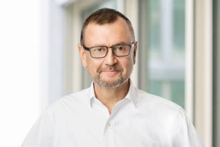 Prof. Dr. med. Dr. iur. Christian Dierks ist Fachanwalt für Sozialrecht und Medizinrecht, Facharzt für Allgemeinmedizin und Professor für Gesundheitssystemforschung an der Charité Berlin. Seit 1990 löst er rechtliche Herausforderungen an der Schnittstelle von Medizin, Recht und Informationstechnologie. Er ist Gründer und geschäftsführender Gesellschafter von Dierks+Company, einem Beratungsunternehmen, das sich auf die Förderung von Innovationen im Gesundheitswesen und in den Life Sciences spezialisiert hat. Er ist Präsident der Deutschen Gesellschaft für Medizinrecht und Mitglied des Rechtsausschusses des Bundesverbandes der Pharmazeutischen Industrie (BPI), Mitglied der Legal Working Group der European Confederation of Pharmaceutical Entrepreneurs (EUCOPE), Mitglied der American Society of Law, Medicine & Ethics, International Society of Telemedicine & eHealth, der International Bar Association und anderer nationaler und internationaler Arbeitsgruppen.