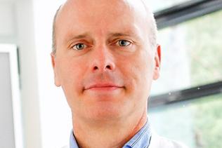 Markus Nöthen hat Medizin in Würzburg studiert. Er absolvierte seine Ausbildung zum Facharzt für Humangenetik am Institut für Humangenetik des Universitätsklinikums Bonn. 2001 wurde er auf den Lehrstuhl für Medizinische Genetik der Universität Antwerpen und die Leitung des gleichnamigen Instituts am dortigen Universitätsklinikum berufen. Er folgte 2004 einem Ruf auf die Alfried Krupp von Bohlen und Halbach - Professur für Genetische Medizin an die Universität Bonn. Seit 2008 ist er Direktor des Instituts für Humangenetik am Universitätsklinikum Bonn. Die Forschungsgruppen des Instituts beschäftigen sich mit den genetischen Grundlagen von Krankheiten, und forschen dabei sowohl zu seltenen, monogen bedingten als auch zu häufigen, multifaktoriell verursachten Krankheiten. Markus Nöthen ist Gründungsmitglied des Zentrums für Seltene Erkrankungen Bonn. In genomDE vertritt er die im Selektivvertrag „Exomsequenzierung“ vertretenen Zentren für Klinische Genomdiagnostik.