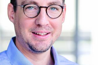 Albrecht Stenzinger is Professor of Molecular Tumor Pathology, Deptuy Director of the Institute of Pathology (IPH), as well as the Head of the IPH Center for Molecular Pathology (CMP) and Section Head for Molecular Diagnostics and Biomarker Development at the Institute of Pathology, University Hospital Heidelberg, Germany. He is holding an MD degree from the University of Giessen (Germany), completed his residency and fellowship training in pathology at the Charité University Hospital in Berlin and the University Hospital Heidelberg (Germany) and is a board-certified surgical pathologist, molecular pathologist, and senior attending. Albrecht received postdoctoral training at the University of Heidelberg, Germany and Massachusetts General Hospital/Harvard Medical School, USA. He has broad expertise in molecular pathology and works in the field of translational research and genetics of solid tumors.