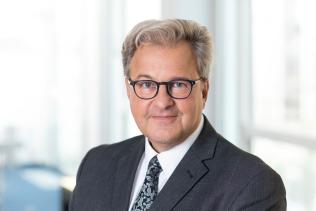 Sebastian Claudius Semler ist Arzt mit Fachzertifikat Medizinische Informatik und nach Stationen in Forschung & Lehre und in der Health-IT-Industrie seit 2004 Geschäftsführer der TMF – Technologie- und Methodenplattform für die vernetzte medizinische Forschung e.V. in Berlin. Er leitet u.a. seit 2016 die Koordinationsstelle der Medizininformatik-Initiative des Bundesministeriums für Bildung und Forschung, seit 2020/21 den Aufbau der zentralen Forschungsdatenplattform zu COVID-19 (CODEX) im Rahmen des Netzwerks Universitätsmedizin sowie seit 2021 die Koordinationsstelle der genomDE-Initiative des Bundesministeriums für Gesundheit. Eigene Arbeitsschwerpunkte liegen in den Bereichen Regulatorik, Rechts- und Organisationsfragen zur Digitalisierung in der Medizin sowie Datenstandardisierung und Terminologien. Semler wirkt weiterhin als Fachgutachter, ist u.a. Mitglied im Beirat der gematik sowie ehrenamtlicher Geschäftsführer von IHE Deutschland.