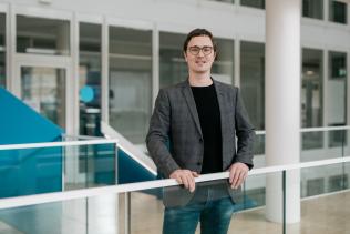 Mario Fritz ist einer der leitenden Wissenschaftler am CISPA Helmholtz-Zentrum für Informationssicherheit, Honorarprofessor an der Universität des Saarlandes und Fellow der ELLIS Gesellschaft. Nach dem Studium der Informatik an der Universität Erlangen und einem Aufenthalte an der KTH in Stockholm promovierte er an der TU Darmstadt. Danach war er Post-Doc am International Computer Science Institute (ICSI) / UC Berkeley und Senior Researcher am Max Planck Institut für Informatik. Aktuell forscht er an Methoden des vertrauenswürdigen maschinellen Lernens und künstlicher Intelligenz unter anderem zu Fragen von Robustheit, Privacy, Interprätierbarkeit, Cybersicherheit, Datenauthentizität sowie Angriffen und Verteidigungen für KI. Er leitet das Europäische Exzellenz zur sicheren KI “ELSA - European Lighthouse on Secure and Safe AI” und das vom BMBF geförderte Projekt “Repräsentative, synthetische Gesundheitsdaten mit starken Privatsphärengarantien.